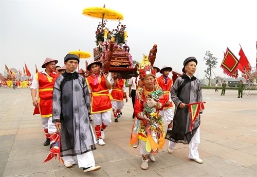 A procession from Kim Đức Commune carrying a symbolic palanquin and offerings to the Hùng Kings’ Temple Complex in Việt Trì City earlier this week.